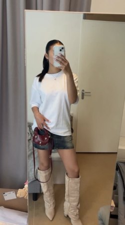 Avec une jupe en jean