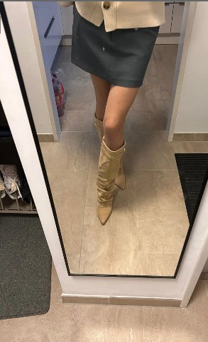 Avec une mini-jupe